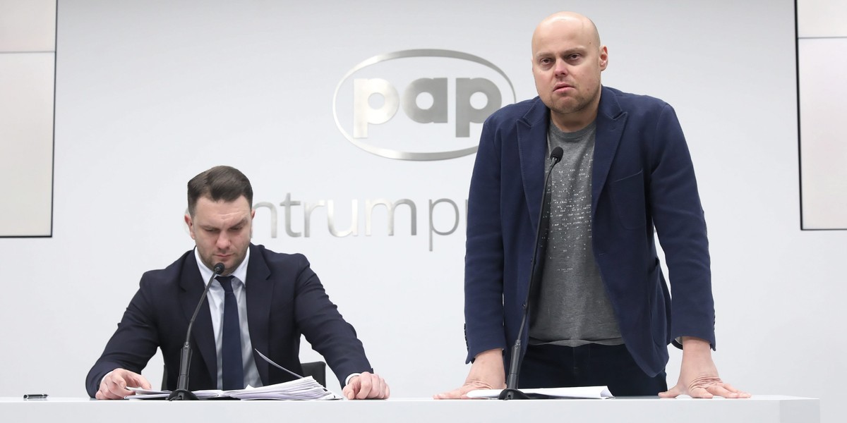 Lukasz Mejza i Tomasz Guzowski podczas wspólnej konferencji prasowej.