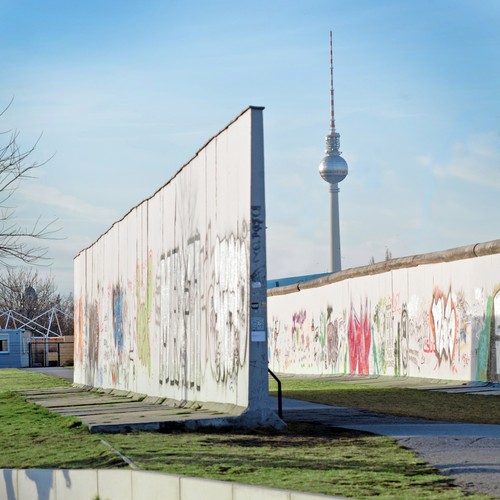 5. miejsce: Mur Berliński - system umocnień o długości ok. 156 km (betonowy mur, okopy, zapory drutowe, miny), który od 13 sierpnia 1961 do 9 listopada 1989 oddzielał Berlin Zachodni od Berlina Wschodniego. Był on jednym z najbardziej znanych symboli zimnej wojny i podziału Niemiec. Fragment Muru Berlińskiego został przekazany do dyspozycji artystom z całego świata na potrzeby East Side Gallery, a w 1991 został objęty ochroną zabytków.