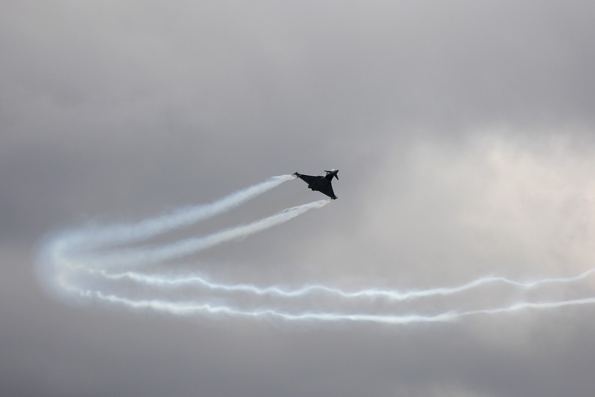 Eurofighter Typhoon w trakcie lotu podczas Paris Air Show w Paryżu, Francja. fot. Chris Ratcliffe