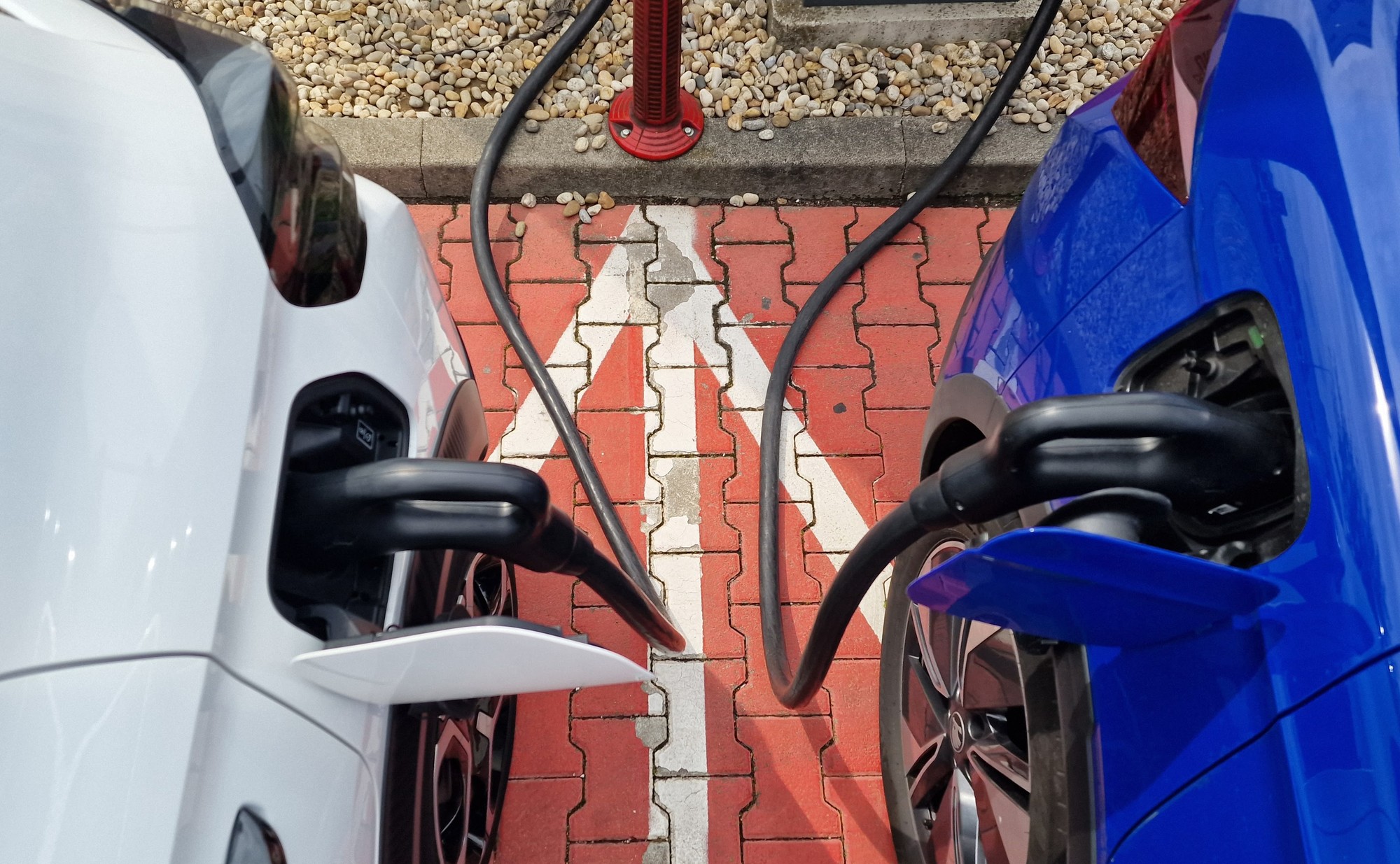 Nabíjanie dvoch elektromobilov na jednej nabíjacej stanici ZSE Drive vo Zvolene. (Ilustračný obrázok)