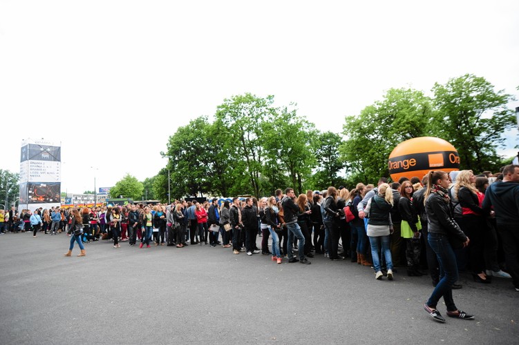 Kolejki przed wejściem na Stadion Narodowy