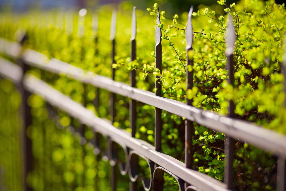 Od września 2026 zakaz ostro zakończonych elementów na ogrodzeniach (także już istniejących)