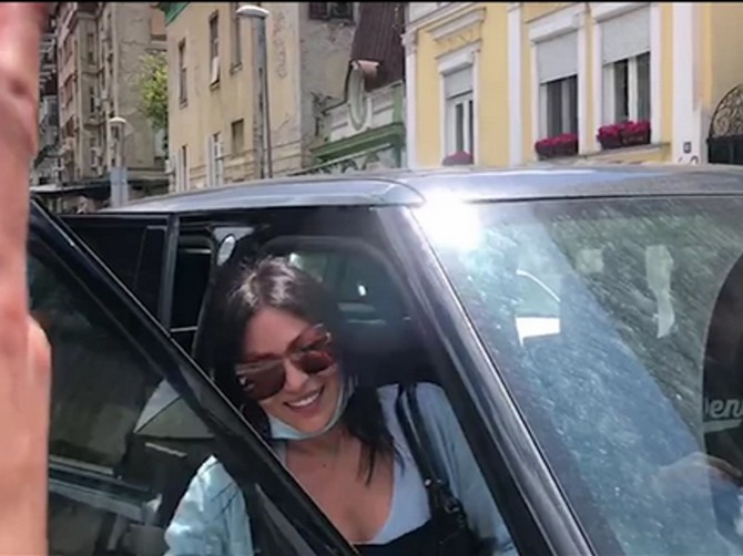 Ceca ispred klinike u Beogradu gde se porodila njena snaja Bogdana