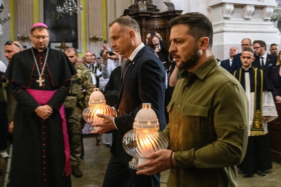 Andrzej Duda i Wołodymyr Zełenski w katedrze św. Apostołów Piotra i Pawła w Łucku