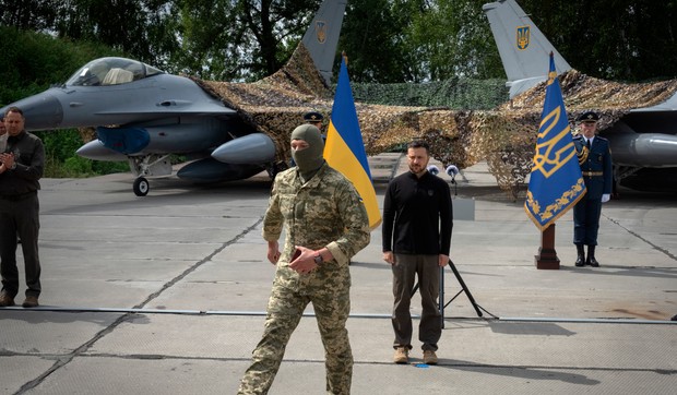 Volodimir Zelenski na proslavi Dana vazduhoplovnih snaga ispred aviona F-16 na nepoznatoj lokaciji u Ukrajini 4. avgusta