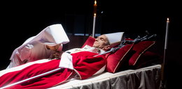 "Śmierć Jana Pawła II" w teatrze. Na scenie pokazano śmierć polskiego papieża - minuta po minucie
