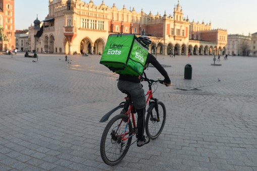 Kurier Uber Eats na krakowskim rynku, 20 marca 2020 r