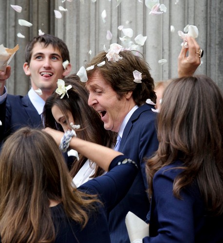 Oby życie płynęło im po płatkach róż