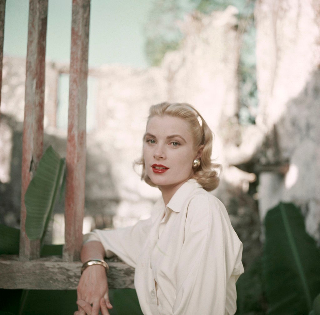 Grace Kelly 1955 környékén egy egyszerű fehér blúzban
