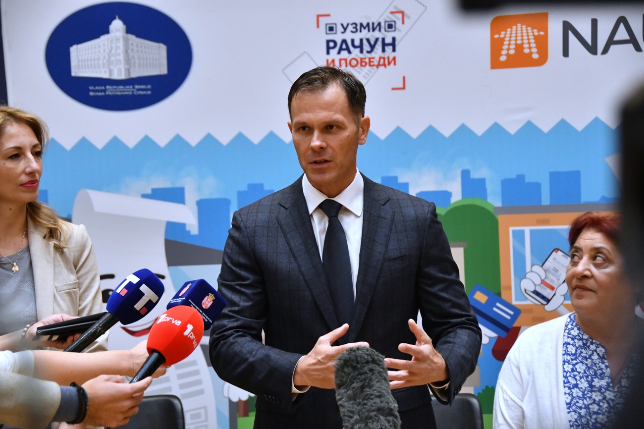 Račun od 650 dinara joj doneo trosobnu nekretninu u Beogradu! Mali uručio ključeve stana i automobila dobitnicima igre "Uzmi račun i pobedi" (foto)