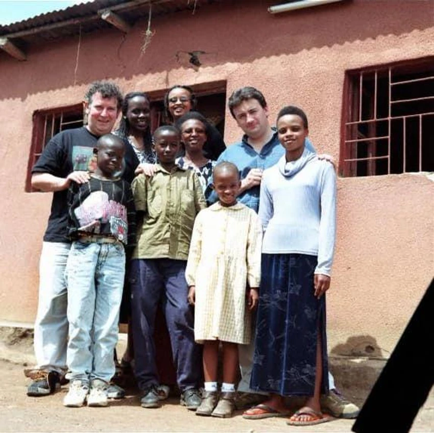 Fergal Kin (drugi s desna) u Ruandi nakon genocida | Foto: BBC