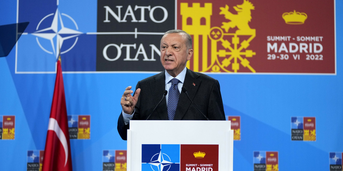 Prezydent Turcji Recep Tayyip Erdogan podczas konferencji prasowej na szczycie NATO w Madrycie w połowie 2022 r.