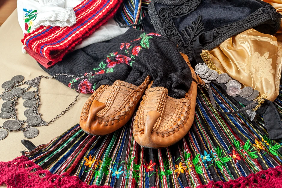 opanci shutterstock 1128261185