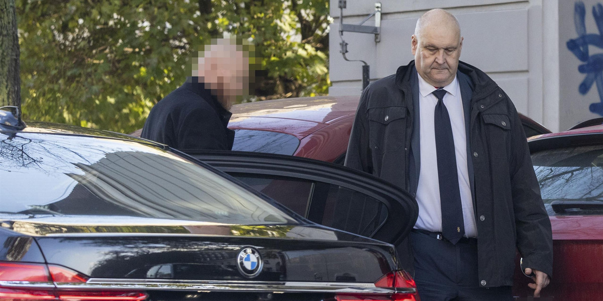 Sędzia TK  Bogdan Święczkowski pojechał po wódkę limuzyną w godzinach pracy.