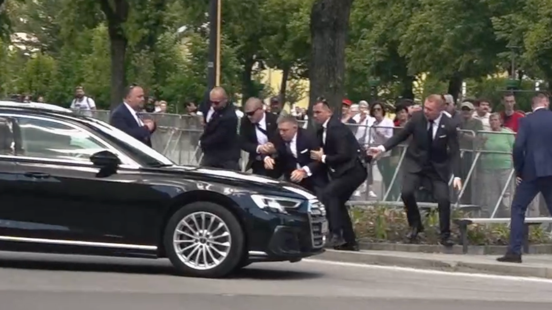 Nové zábery z atentátu na Roberta Fica.