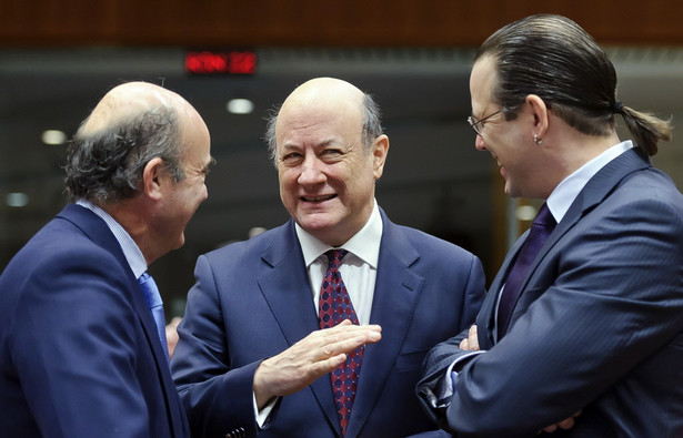 Jacek Rostowski, polski minister fnansów, rozmawia z Luisem de Guindos, hiszpańskim ministrem gospodarki (po lewej) i Andersem Borgiem, szwedzkim ministrem finansów (po prawej), w siedzibie Komisji Europejskiej w Brukselii w lutym 2012 roku