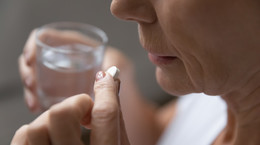 Po zaszczepieniu AstraZenecą warto zażywać aspirynę? Lekarz: to może być bardzo niebezpieczne