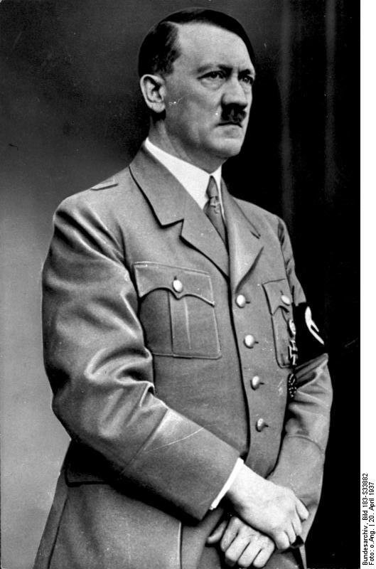Adolf Hitler, 1937 (Bundesarchiv, Bild 183-S33882, CC BY-SA 3.0)
