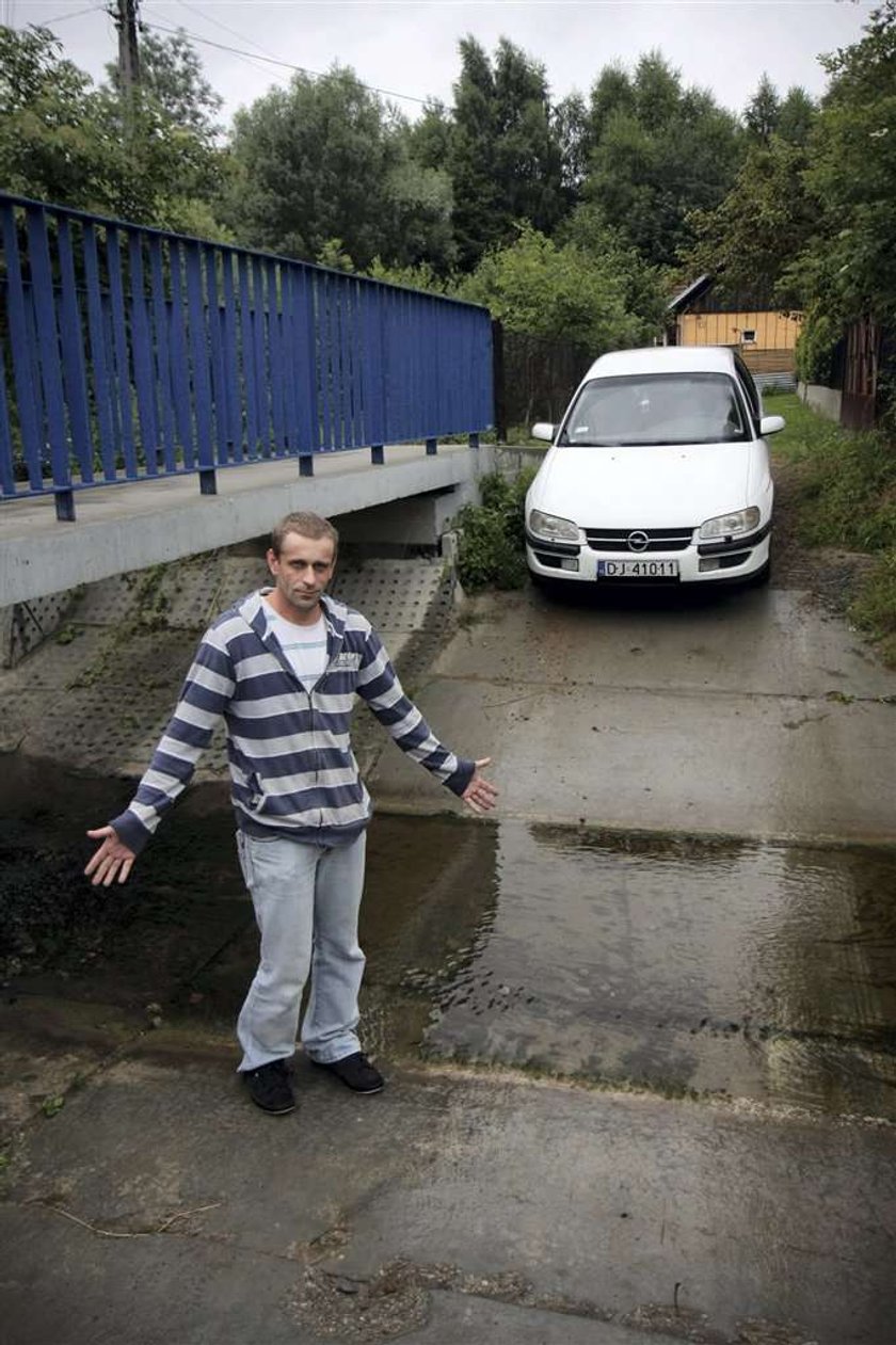 Mają do pracy przez potok! Przez sąsiada!