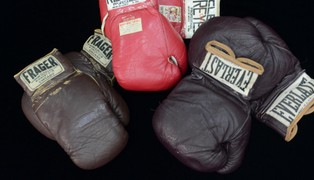 Rękawice Muhammada Alego sprzedane za ponad 771 tys. dolarów
