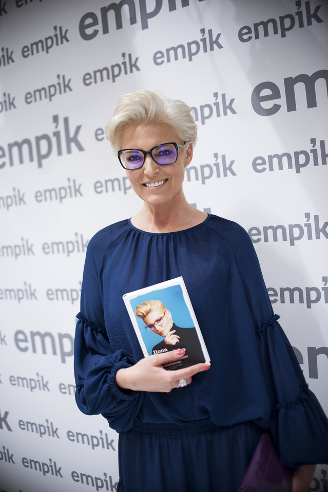 Uśmiechnięta Ilona Felicjańska promuje swoją najnowszą książkę