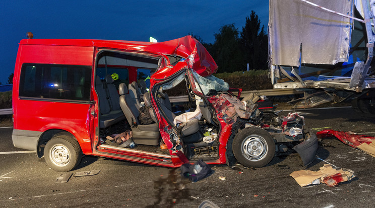Öten haltak meg az M1-esen történt balesetben / Fotó: MTI/Krizsán Csaba