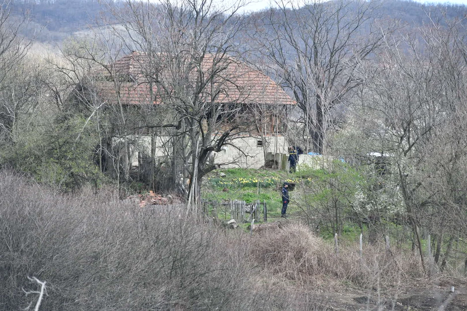 Uprkos obustavljanju terenske potrage za Dankom, policija i dalje deo oko kuće gde je nestala