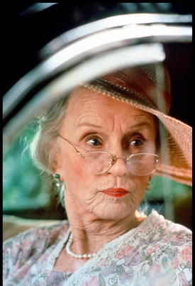 1989: Miss Daisy sofőrje egy megható dráma, amiben Morgan Freeman és Jessica Tandy alakítja a főszerepet. A történetben a 72 éves nyugdíjas tanárnő és sofőrje között alakul ki egy életre szóló barátság, amihez nagyon rögös út vezet. Ezt követhetjük nyomon ebben a szívmelengető filmben.