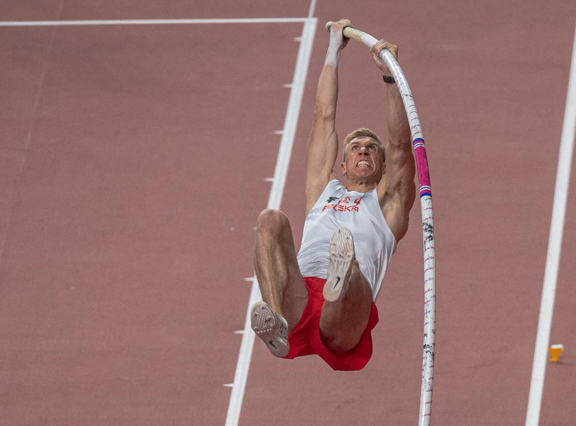 W 2015 roku w Pekinie skoczył 5,80 i zdobył brązowy medal. Dwa lata później w Londynie pokonał 5,89 i wywalczył srebro.