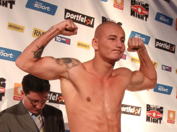 Polski bokser skoczył do rywala na oficjalnym ważeniu. Zobacz wideo