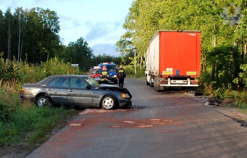 wypadek osobowego mercedesa i TIR-a