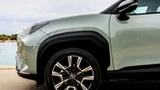 Ma silnik 1.5 i spala 2,73 l na 100 km. Nowa Toyota znika w ciemno. Ile kosztuje?