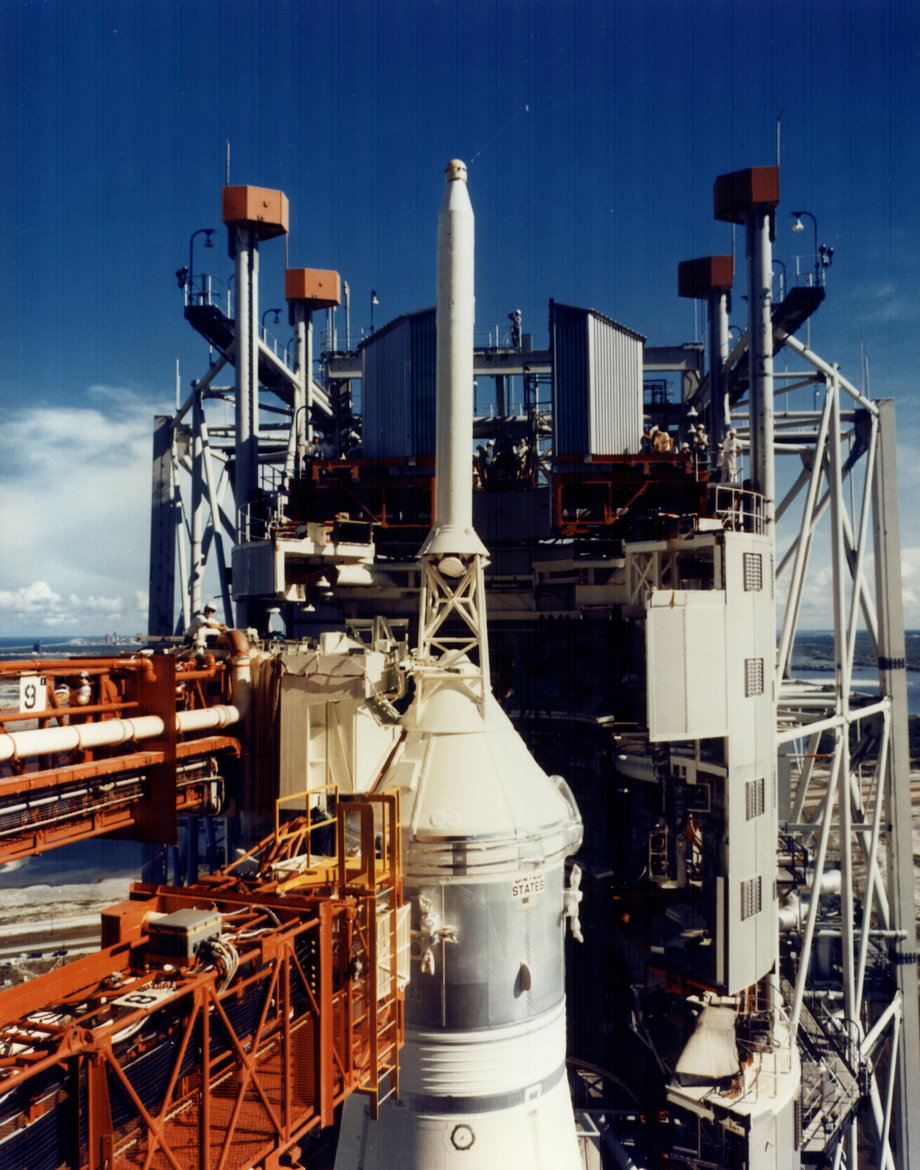 Statek Apollo 11 w ostatnich chwilach przed startem.