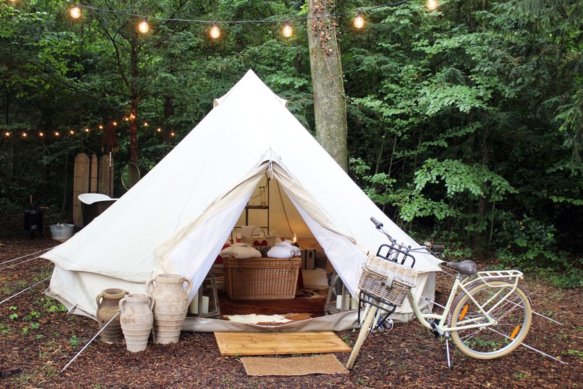 Des vélos sont mis à disposition gratuitement près des tentes. 