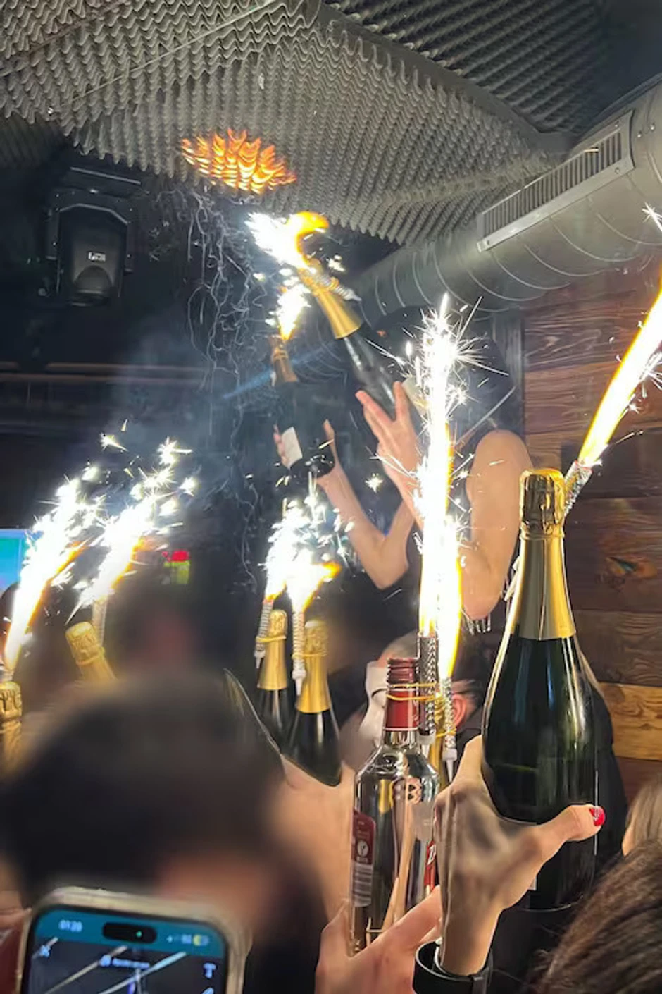 Trenutak kada prskalice u flašama šampanjca izazivaju požar u baru 