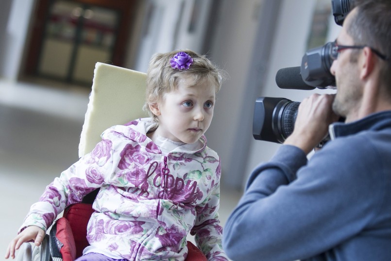 Lekarze z Uniwersyteckiego Szpitala Klinicznego wykonali dwie najważniejsze operacje, które najpierw odbarczyły uszkodzony mózg i zmniejszyły ciśnienie śródczaszkowe. Drugi zabieg polegał na wszczepieniu implanta z hydroksyapatytu, materiału zastępującego kość.
