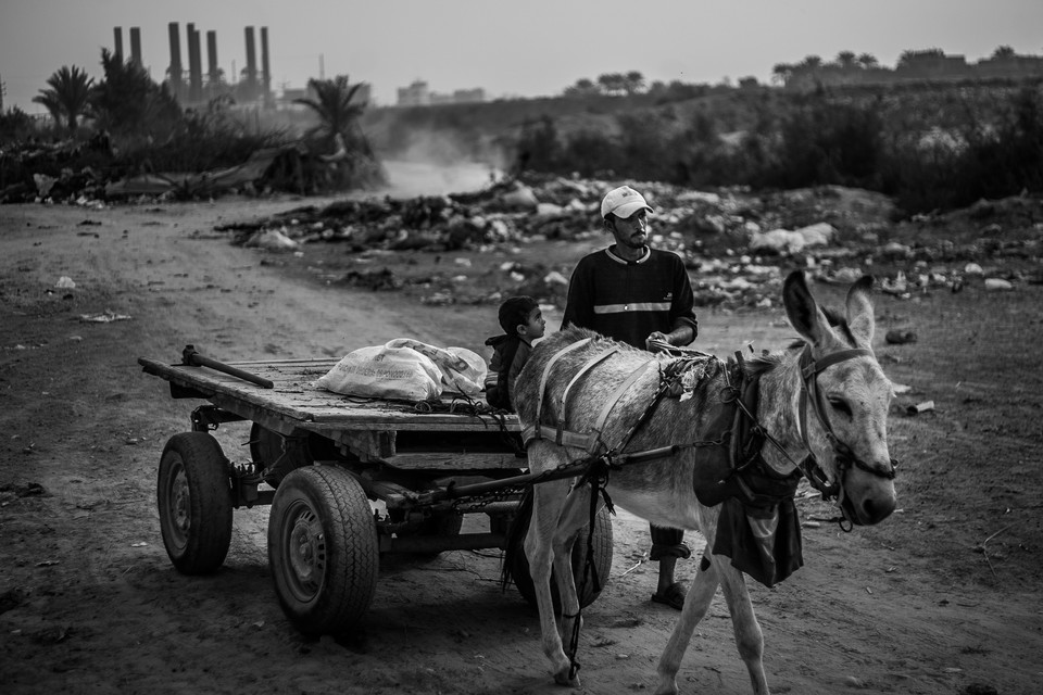 Ojciec z synem, zbieracze gruzu w okolicy zanieczyszczonej rzeki Gaza. Zdjęcie pochodzi z fotoreportażu Jakuba Kamińskiego