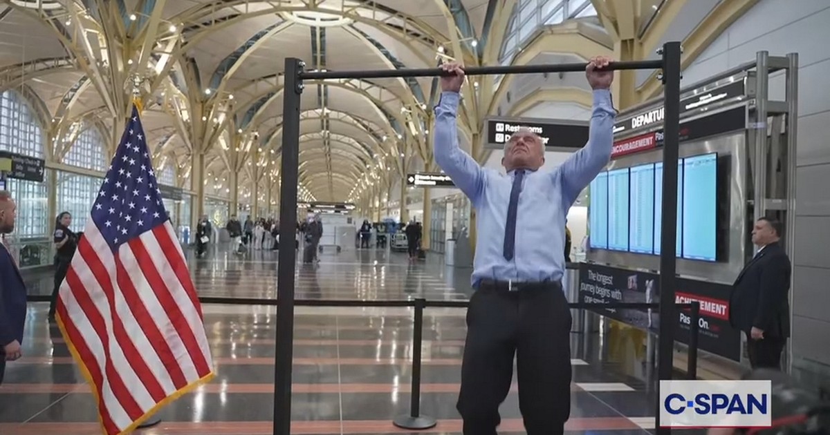 71-letni minister zdrowia USA miał się podciągnąć. To co zrobił, zaskoczyło wszystkich