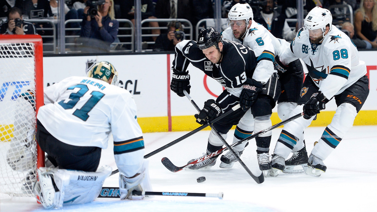 Obrońcy mistrzowskiego tytułu zespół Los Angeles Kings od porażki rozpoczęli zmagania nowego sezonu NHL. Zemsty na Królach dokonali hokeiści San Jose Sharks wygrywając 4:0.