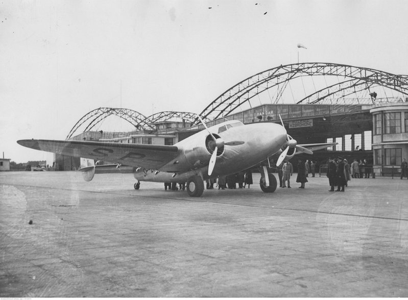 Samolot pasażerski Lockheed L-14 Super Electra przed II hangarem po przylocie z Gdyni