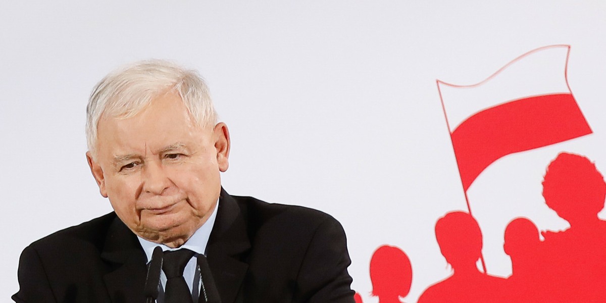 Według źródeł "Wyborczej" Jarosław Kaczyński, prezes PiS, jest wściekły, że 500 plus nie spowodowało wzrostu wskaźników demograficznych. 