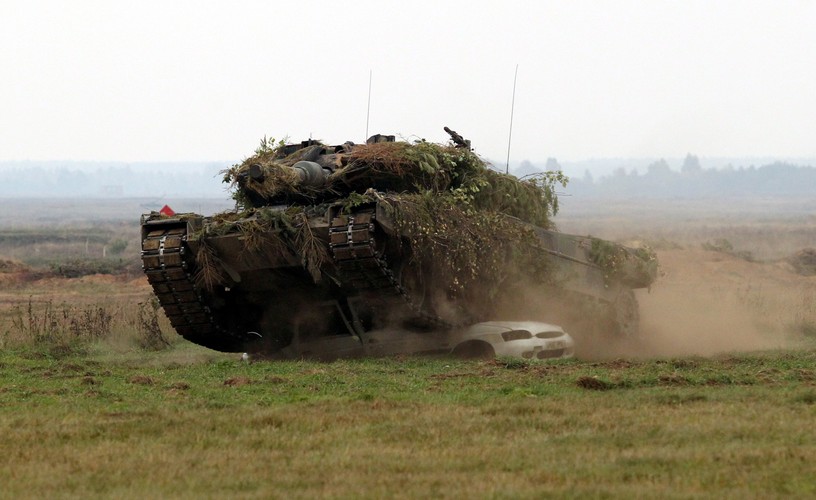 Czołg Leopard 2 podczas ćwiczeń wojskowych 'Dragon-15' na terenie Ośrodka Szkolenia Poligonowego Wojsk Lądowych 'Orzysz' w Bemowie Piskim<br><br><br>fot. (mgo) PAP/Tomasz Waszczuk