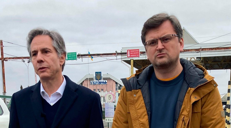 Antony Blinken amerikai külügyminiszter (b) és Dmitro Kuleba ukrán külügyminiszter a lengyel-ukrán határon a lengyelországi Korczowában 2022. március 5-én /Fotó: MTI/ap/Matthew Lee