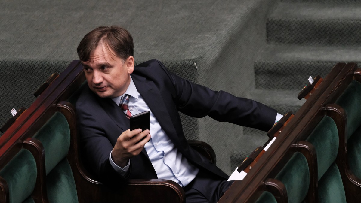 - Nie. Nie mam takich planów - odpowiada minister sprawiedliwości pytany przez "Rzeczpospolitą", czy będzie startował w wyborach prezydenckich w 2025 r. Ziobro zaznacza też, że Solidarna Polska nie poprze Zuzanny Rudzińskiej-Bluszcz jako kandydatki na Rzecznika Praw Obywatelskich.