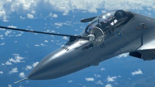 Tego jeszcze nie było! Rosyjski Su-30MKM tankuje z amerykańskiego KC-135