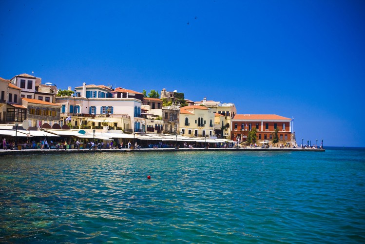 Chania – drugie po Heraklionie najczęściej wybierane miejsce odpoczynku na greckiej Krecie. Chania jednak jest nieco droższa od Heraklionu – tygodniowy pobyt to wydatek rzędu 2551 złotych.