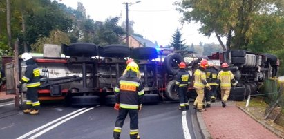 Cysterna zablokowała drogę w Inowłodzu. Wiozła cuchnący ładunek