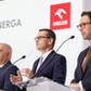 Konferencja prasowa PKN Orlen. Od prawej stoją: Daniel Obajtek,   prezes Orlenu, premier Mateusz Morawiecki oraz minister aktywów państwowych Jacek Sasin, Warszawa, lipiec 2020 r.