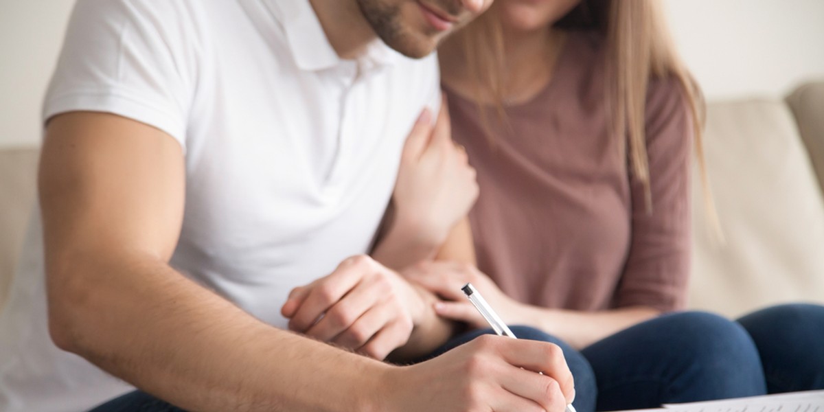 Kobiety mają wyższe długi w firmach pożyczkowych. Mężczyźni częściej są dłużnikami banków, w których nie spłacają kredytów