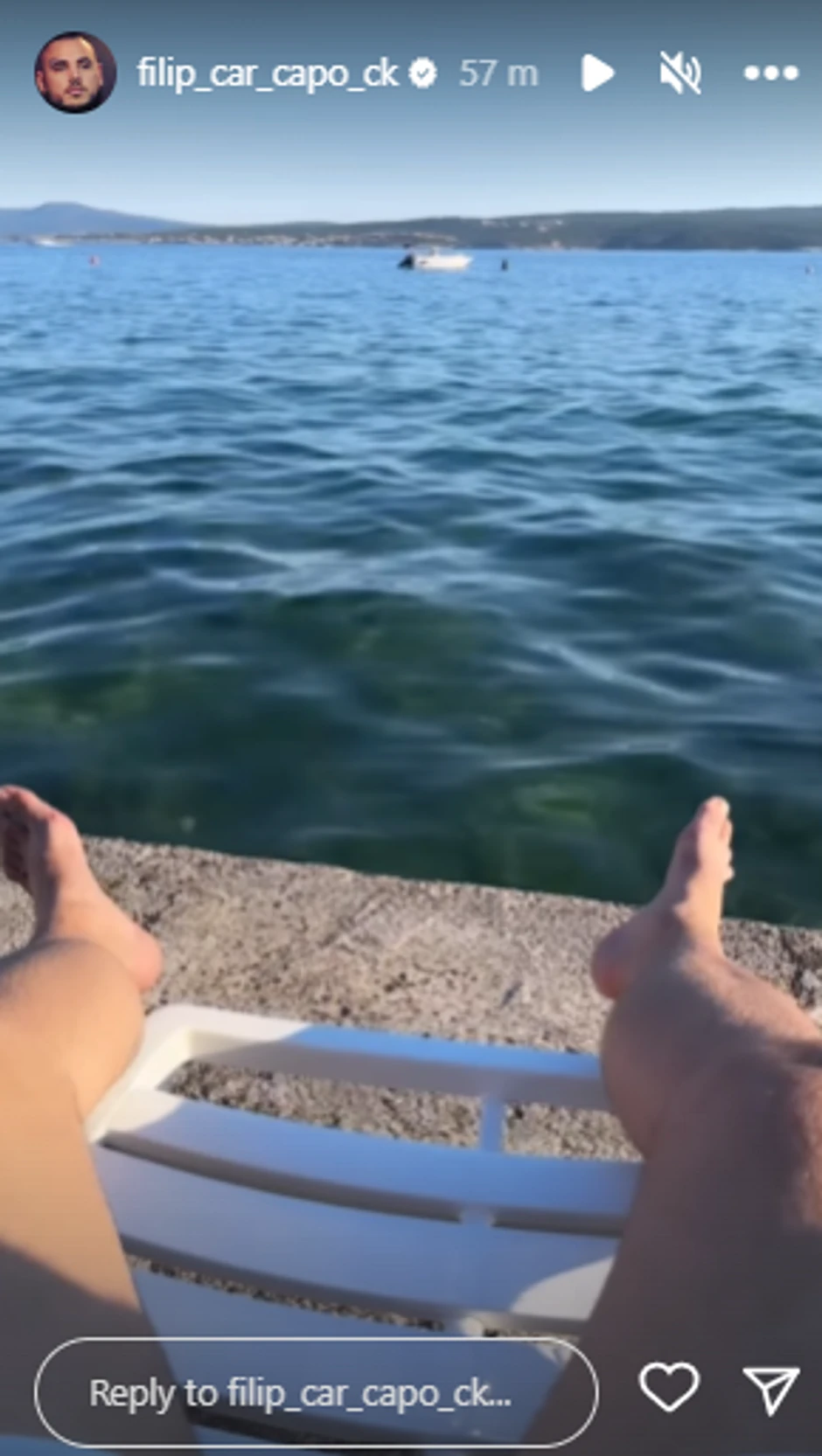 Filip Car na ležaljci pored mora